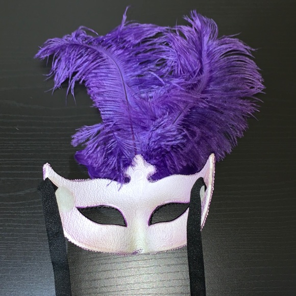 Purple feather masquerade mask - Picture 3 of 3